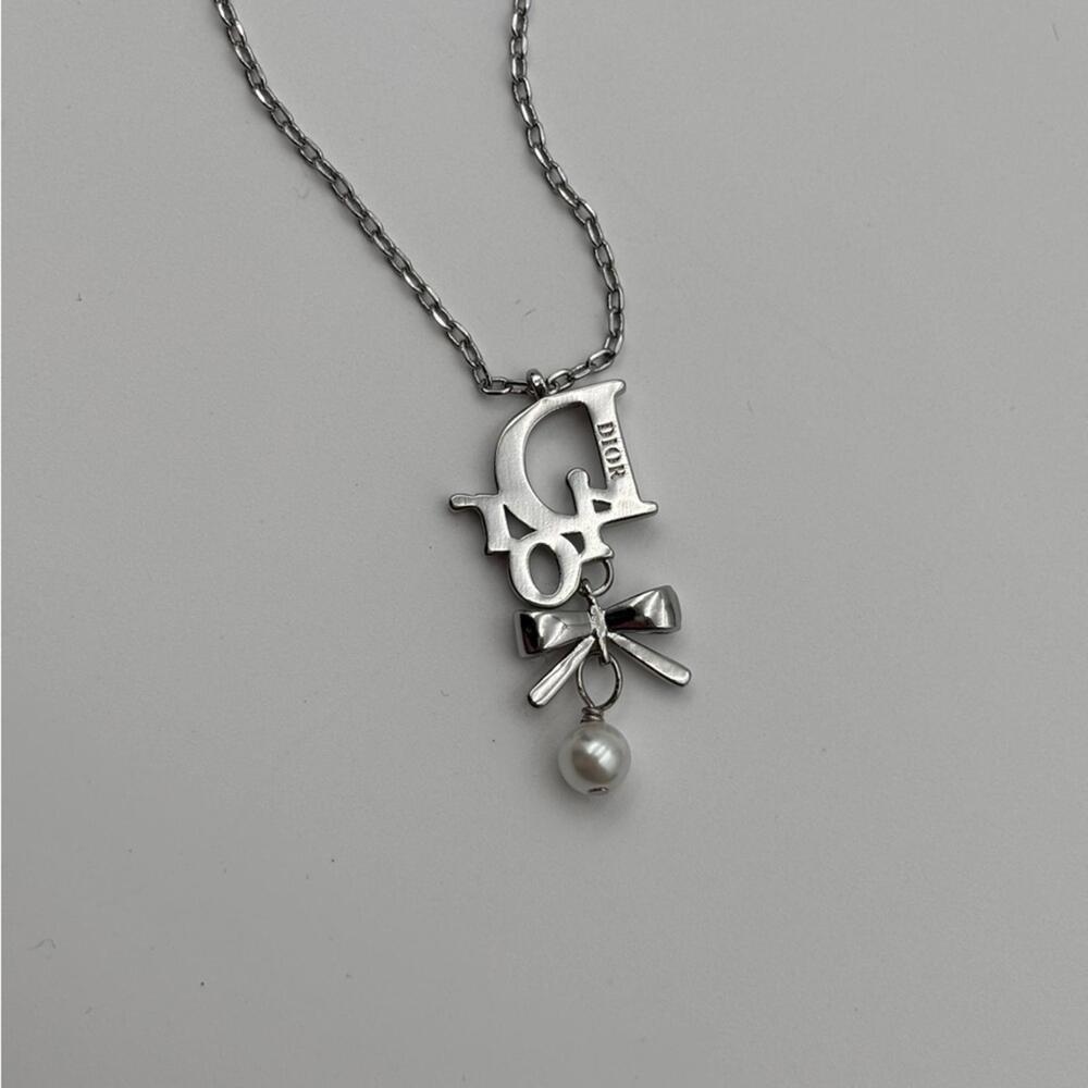 Christian Dior Silver Ribbon Pearl Pendant Necklace - Picture 3 of 6